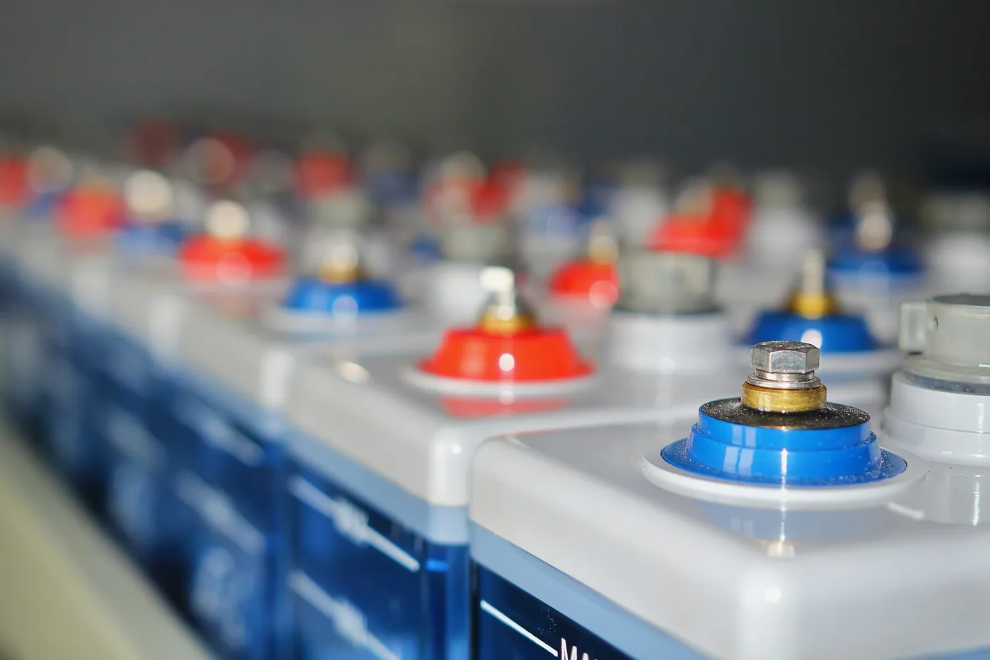 Nahaufnahme einer Reihe von Batteriezellen mit roten und blauen Polkappen (Nottensdorf, Landkreis Stade)