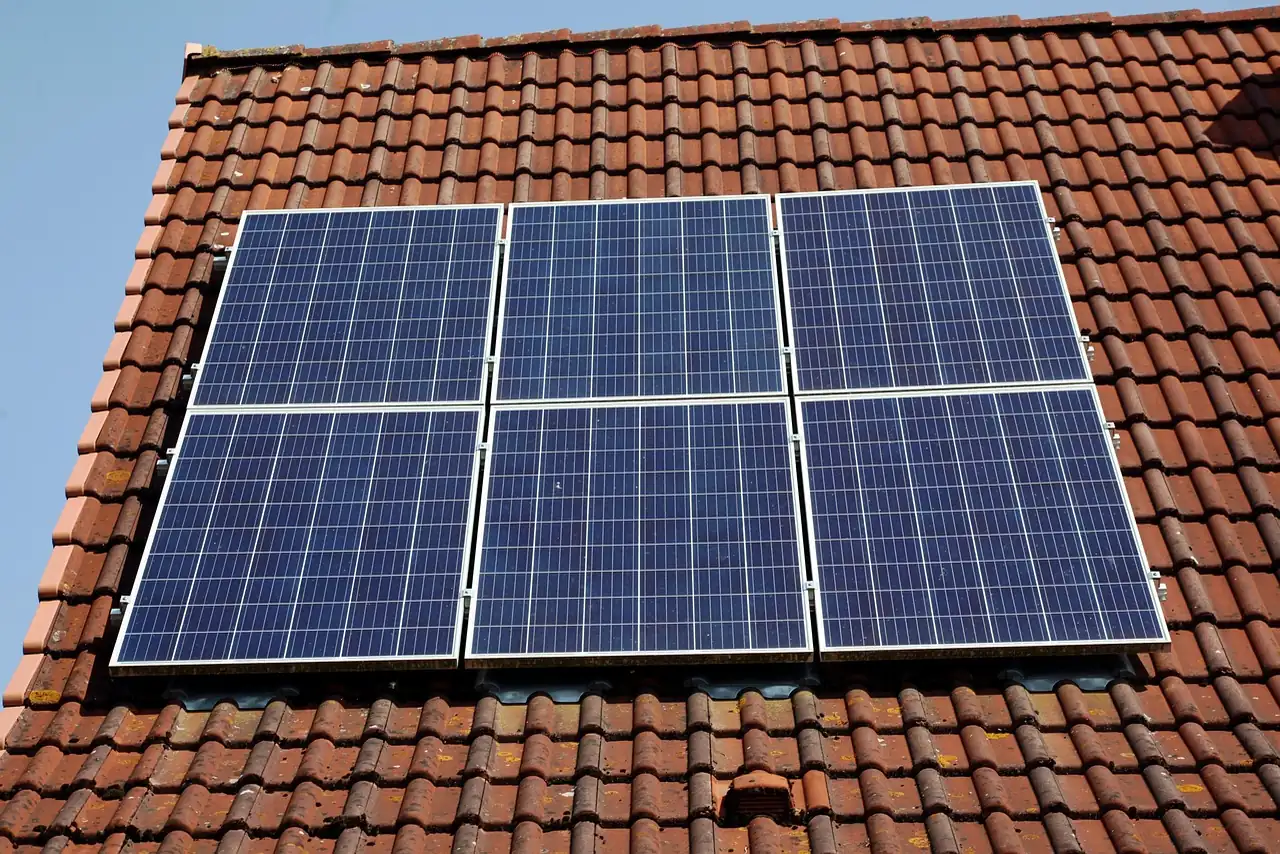 Sechs blaue Solarmodule auf einem roten Ziegeldach in der Nahaufnahme (Neutraubling, Landkreis Regensburg)