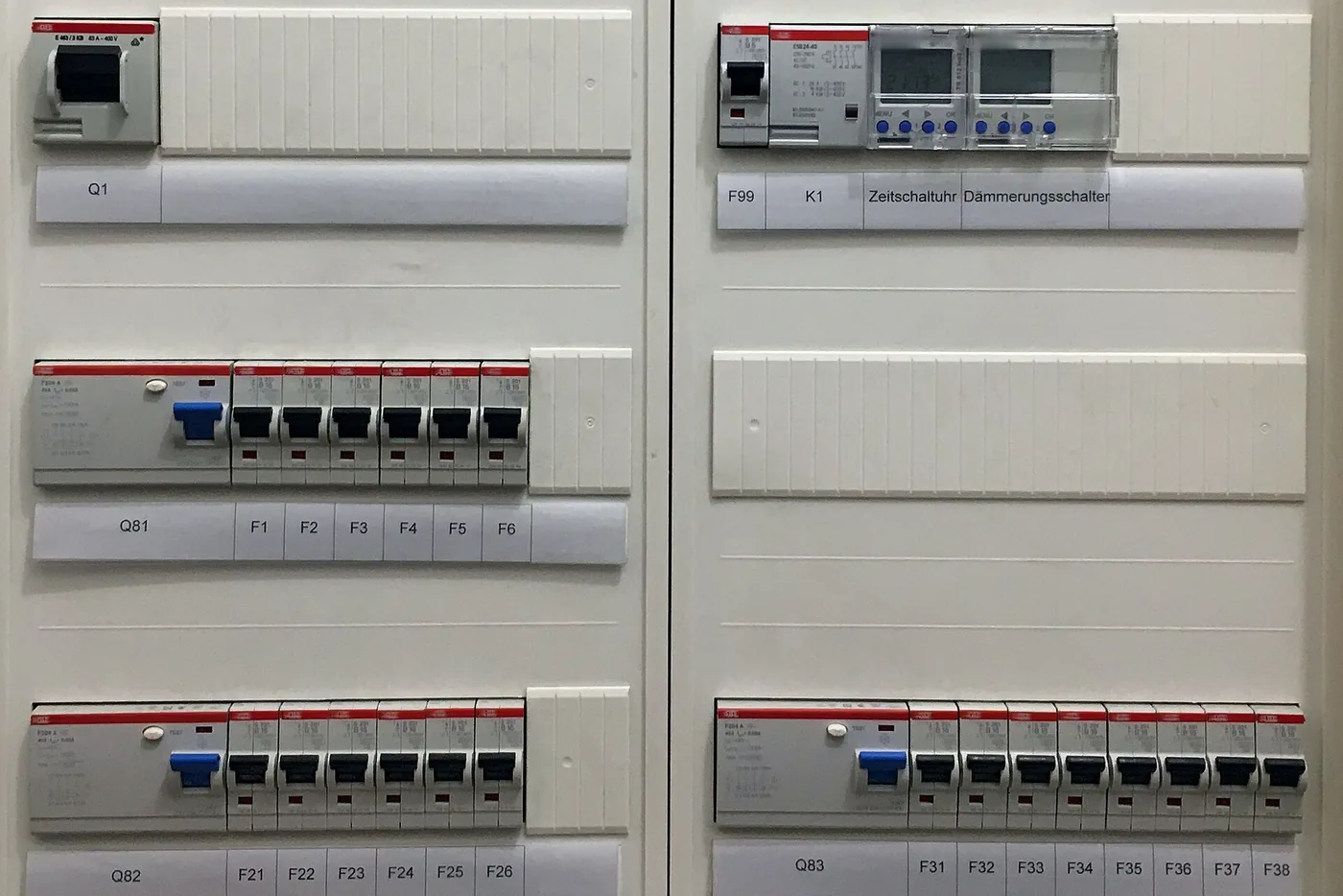 Unterverteilung mit Leitungsschutzschaltern, Fehlerstromschutzschaltern, Zeitschaltuhren und beschrifteten Feldern (Roggentin, Landkreis Rostock)