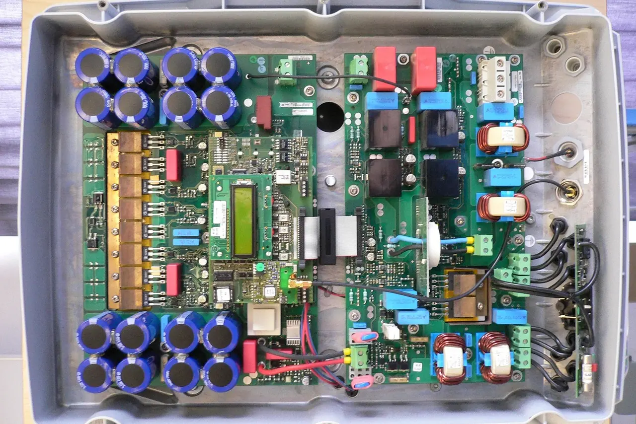 Geöffneter Wechselrichter mit Platinen, Kondensatoren und Kabelanschlüssen in der Draufsicht (Eichenau, Landkreis Fürstenfeldbruck)